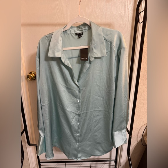 NWT Torrid Canal Blue Satin Button Up Long Sleeve Shirt, Size 3 - Picture 3 of 5